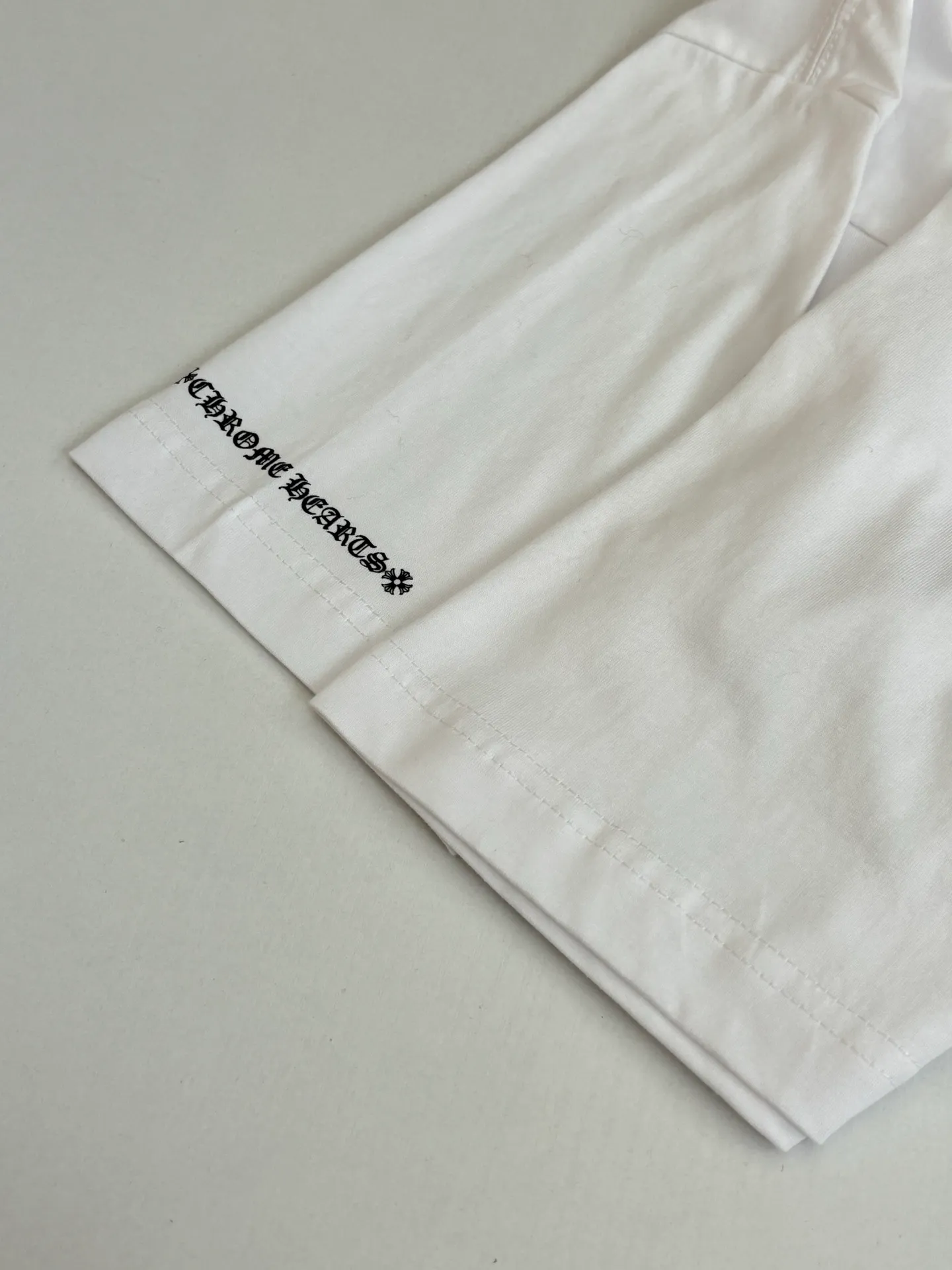 P226 Chrome Heart*/Chrome Heart Horseshoe print pocket printed short-sleeved T-shirt Made of the same heavy-weight pure cotton material as the original, high-count yarn is light, thin and breathable. Imported ink three-dimensional printing, skin-friendly and breathable. And through anti-shrinkage treatment, it will not be easily deformed after long-term wear. The imported ink has passed Oeko-Tex Standard 100 environmental protection certification. The color fastness reaches level 4-5, and there is no obvious fading after 50 times of washing. Strictly proofread the color management system of digital printing. Custom woven and dyed, no color difference from the original version Size: S/M/L